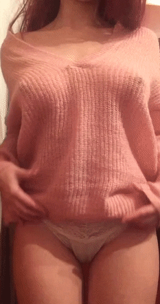 порно гифка самочка эротично подняла свитер и оголила прекрасные дойки
